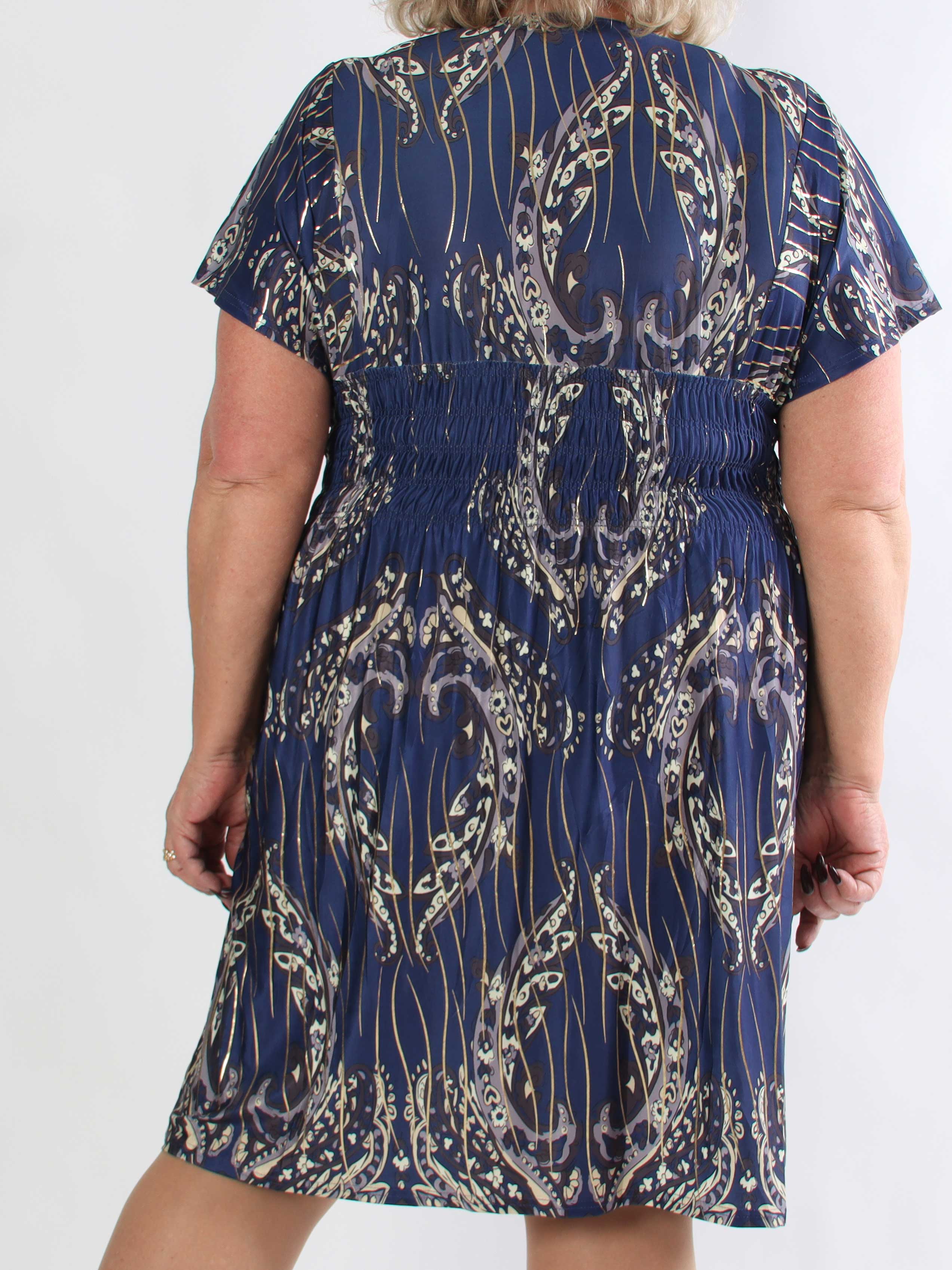 Pams Decor Short - Plus size kjole med fine mønstre og gyldne strejf